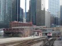 Green Line überquert den Chicago River und die Gleise der Vorortbahn Metra