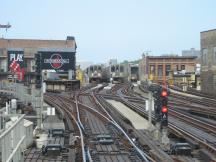 Abzweig der Brown Line (links), nördlich der Station Belmont