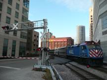 Metra auf dem BÜ Canal St nördlich der Union Station Chicago