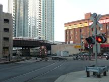 Metra-Zug kurz vor BÜ Canal St, auf der Brücke Metra Zug zum Ogilvie TC