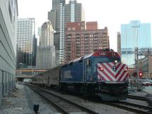 Metra-Zug zwischen Lake St und BÜ Canal St nördlich der Union Station