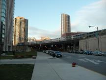 Metra-Zug nördlich des Ogilvie TC auf der Brücke über die Clinton St