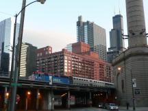 Metra-Zug nördlich des Ogilvie TC auf der Brücke über die Milwaukee Ave