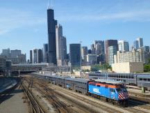 Metra-Zug südlich der Union Station, aufgenommen von der Roosevelt Rd