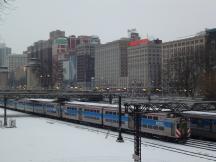 Metra Electric Line n. University Park, aufgenommen vom Grant Park auf Höhe VanBuren St