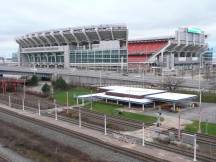 Cleveland, OH - Amtrak Station (Mitte rechts), dahinter das Cleveland Stadium