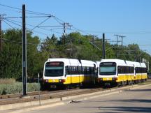 Zugbegegnung nahe der Station Downtown Plano 