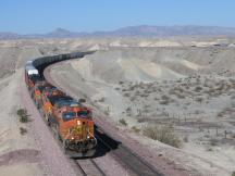 in der Mojave-Wüste bei Needles, CA, aufgenommen von der Park Moabi Rd