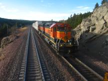 6817(SD40-2) hilft Güterzug über den Marias Pass beim Glacier Park, MT