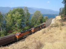 Güterzug am Lake Pend Oreille bei Sandpoint, ID