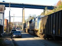 Street Running auf der Main St in West Brownsville, PA (mit Brücke der US-40)