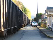 Güterzug vor Einfamilienhäusern auf der Main St in West Brownsville, PA