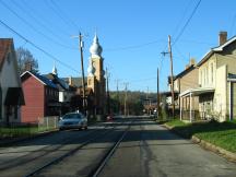 Güterzugstrecke auf der Main St in West Brownsville, PA