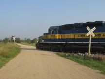 Iowa, Chicago & Eastern Railroad an einem Bahnübergang in Minnesota