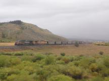 ex Southern Pacific Lok (schwarz/rot) vor Union Pacific Güterzug in Nevada