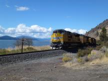 Güterzug am Upper Klamath Lake, Oregon