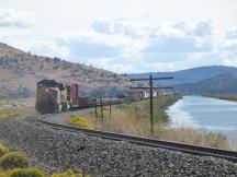 Güterzug neben dem Klamath River bei Klamath Falls, Oregon