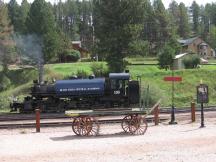 Lok 110 rangiert im Bahnhof Hill City vom Schuppen zum Zug