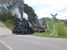 der Zug kreuzt die Old Hill City Rd zum zweiten Mal auf dem Weg nach Keystone