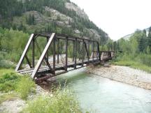 Blick auf ehemalige Streckenführung über alte - nun ersetzte - Brücke