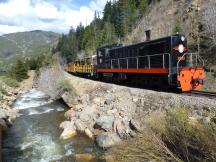 Diesellok GLRX 1203 zieht heute den Touristenzug, hier am Clear Creek vor Silver Plume