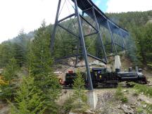 Ausflugszug unter der Devil's Gate High Bridge, Fahrtrichtung Silver Plume