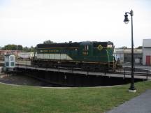 EMD GP9 764 (Bj 1954, Ex-Amtrak) auf einer Drehscheibe in Rockland, ME