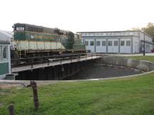 EMD GP9 764 (Bj 1954, Ex-Amtrak) auf einer Drehscheibe in Rockland, ME