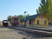 Bahnhof, Signal, Wasserturm und offenenr Personenwagen in Carson City, NV