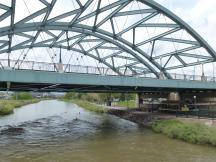 Trolley unter der Speer Boulevard Platte River Bridge