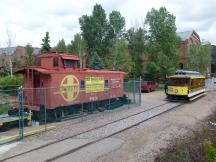 imposanter Größenunterschied zw dem Caboose (links) und Trolley (rechts)