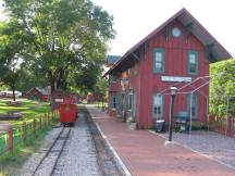 Bahnhof mit Bahnsteig und Cabosse (links)