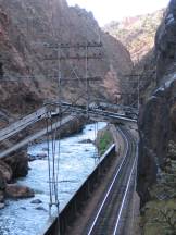 Strecke der Royal Gorge Route im Tal neben dem Arkansas River