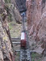 Standseilbahn, die seit 1931 die Brücke mit dem Talboden verbindet