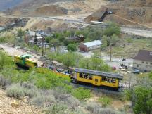 Dieselzug in Gold Hill (Strecke im Hintergrund Richtung Carson City)