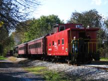 Ausflugszug (Diesellok, offener Aussichtswagen, 2 Personenwagen, Caboose)