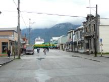 Blick die State St herunter zum Hafen von Skagway