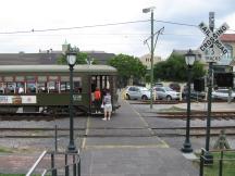 Dumaine Station (Bahnsteig rechts im Bild), doch Fahrgastwechsel heute auf dem BÜ