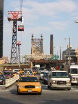 Seilbahn über der Abfahrt von der Queensboro Bridge Ecke 2nd Ave