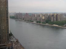 East River (links Roosevelt Island, rechts Manhattan)