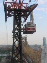 Seilbahn nach Roosevelt Island neben der Queensboro Bridge