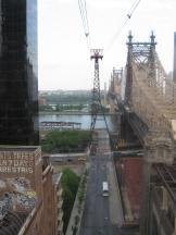 Seilbahn nach Roosevelt Island neben der Queensboro Bridge