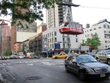 Roosevelt Island Aerial Tramway über der 2nd Ave in Manhattan