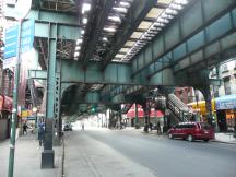 Broadway in Brooklyn, hier verkehrt die Subway als Hochbahn