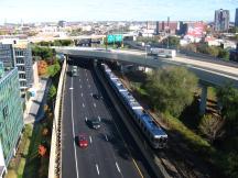 Blue Line (Market Frankford) in der Mitte der I-95 unterhalb der Ben Franklin Bridge