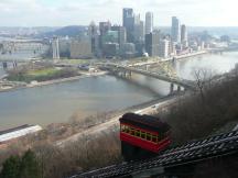 Duquesne Incline (Standseilbahn), dahinter Skyline von Pittsburgh