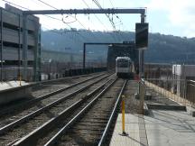 Bahn verlässt First Street Station Richtung Brücke über Monongahela River