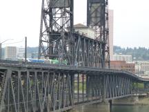 zweigeschossige Steel Bridge: oben verkehrt die Straßenbahn, unten die Eisenbahn