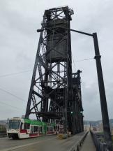 zweigeschossige Steel Bridge: oben verkehrt die Straßenbahn, unten die Eisenbahn