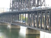 Steel Bridge in Portland: Coast Starlight der Amtrak unten, oben fährt die Straßenbahn